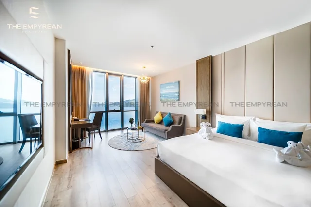 غرفة ديلوكس بسرير كينج بإطلالة على البحر، The Empyrean Nha Trang 1/5