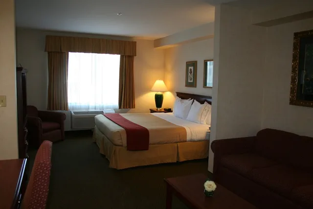 جناح تنفيذي بسرير كينج مع أريكة لذوي الإعاقة، Evergreen Inn And Suites 2/7