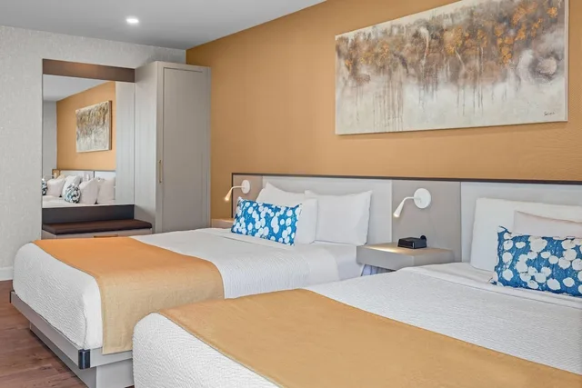 Room, 2 Queen Beds, Garden Side, Balcony، Days Inn by Wyndham Riviere-Du-Loup 3/4