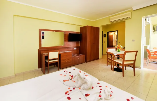 غرفة بسريرين منفصلين مع أريكة، Esmeralda Hotel 4/4