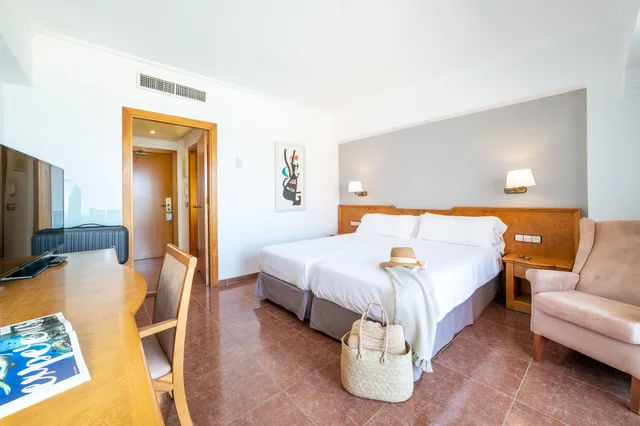 غرفة بسريرين منفصلين بشرفة بإطلالة جزئية على البحر، Universal Hotel Neptuno - Adults Only 2/4