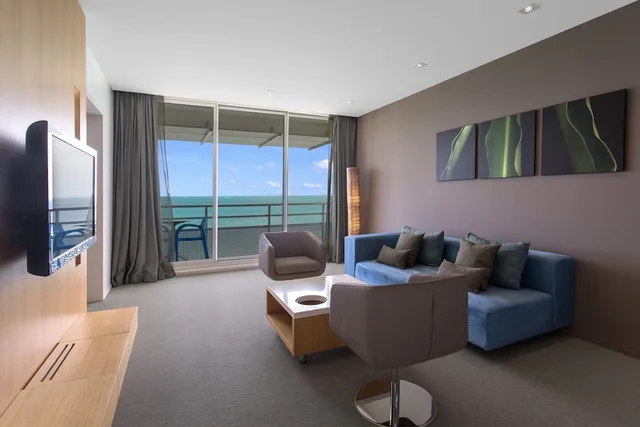 جناح بريستيج بسرير كينج وسريرين منفصلين بغرفتي نوم مع أريكة، Chateau Royal Beach Resort and Spa 10/10
