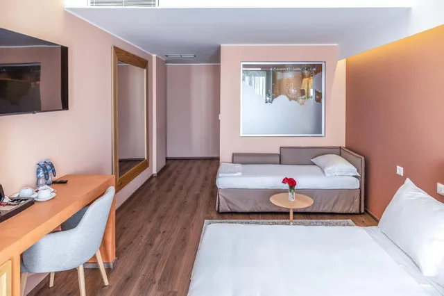 جناح جونيور بإطلالة على المسبح، Hotel Vlora Priam, Affiliated by Melia 2/3