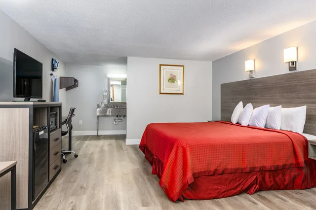 غرفة ديلوكس بسرير كينج، Captains Quarters Motel Conference Center 1/3