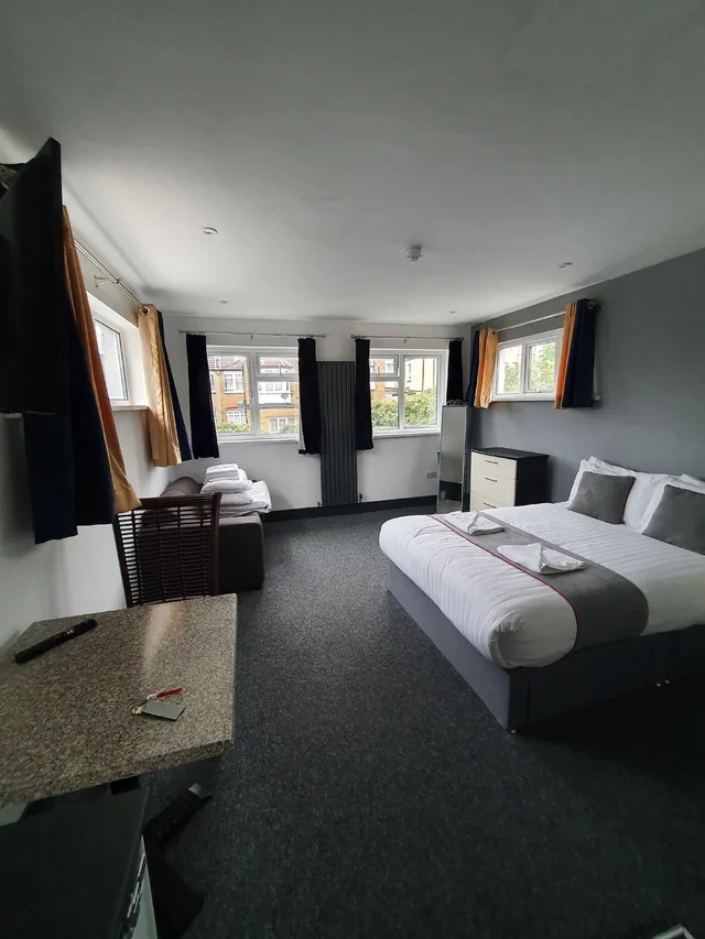 Deluxe Quad Studio، Devine Beach Hotel, Westcliff Southend-On-Sea 3/7