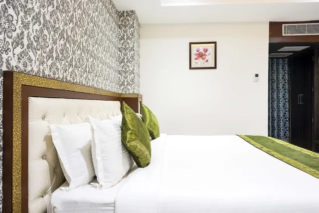 Standard, Queen Bed, Treebo Empire 8/10