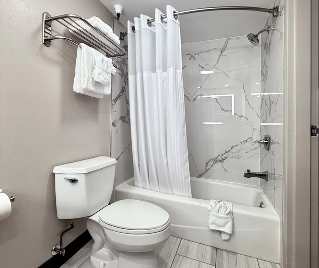 Deluxe, King Bed, Smoking, Days Inn By Wyndham Los Angeles Lax Redondo Manhattan Beach 6/7