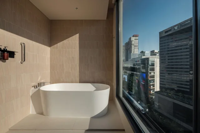 غرفة ركنية بسرير كينج وسريرين منفصلين بغرفتي نوم، KROMO Bangkok, Curio Collection by Hilton 1/10