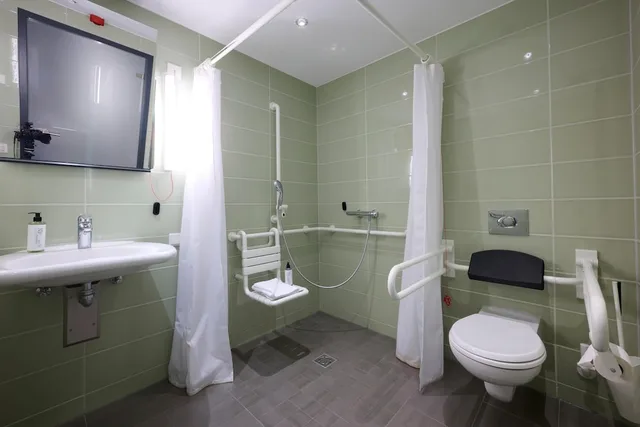 غرفة بسرير مزدوج لذوي الإعاقة، Premier Inn Freiburg City Nord 4/7