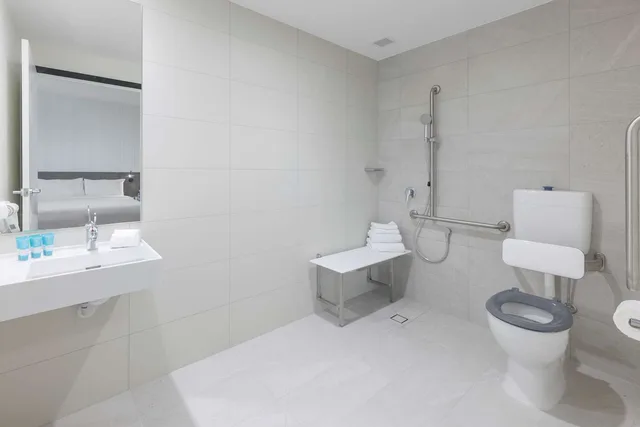 Room, Queen Bed, Accessible, Best Western Queen Victoria Market Hotel 3/3