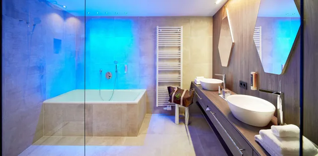 جناح بريميوم بسريرين منفصلين وسرير كوين بشرفة مع أريكة، Alpin Lodge Das Zillergrund 10/10