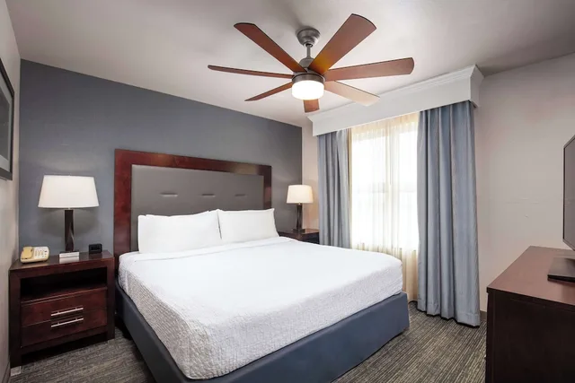 غرفة بسرير كينج وسريرين كوين لذوي الإعاقة، Homewood Suites By Hilton Fairfield Napa Valley Area 1/6