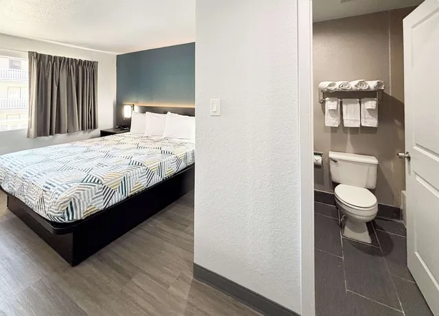 غرفة قياسية بسرير كينج بمطبخ صغير للمدخنين، Hotel Irving DFW Airport North 9/9