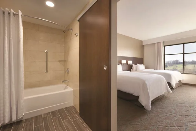 جناح بريميوم بسريرين كوين، Embassy Suites Akron-Canton Airport 3/3