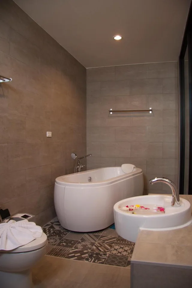 غرفة ديلوكس بسرير مزدوج بحوض استحمام، Behind the Scene Hotel Club At Samui 9/9