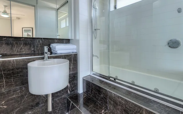 2 Bedrooms, Apartment, King Bed, Water View، Oshen Apartments Yeppoon 2/2