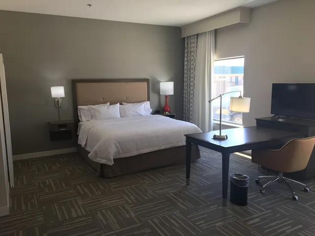 جناح بسرير كينج، Hampton Inn McPherson KS 1/2