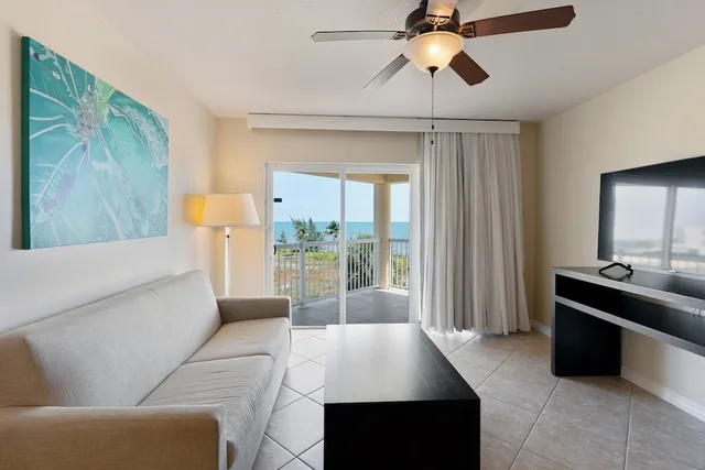 2 Bedrooms, Suite, King and Queen Bed, Ocean Front، Holiday Inn Resort Grand Cayman, an IHG Hotel 7/10
