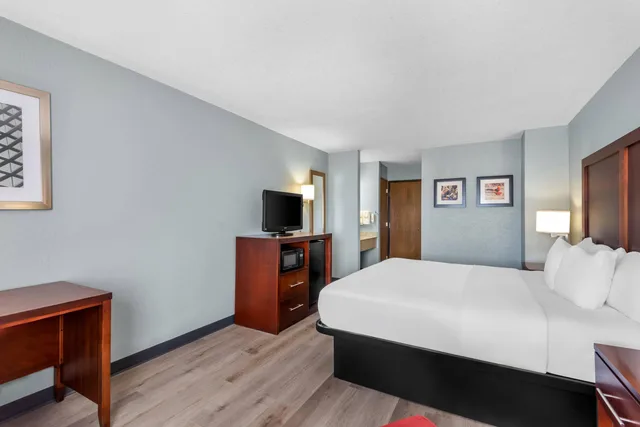 Room, Double Bed, Quality Inn Waverly IA 2/9