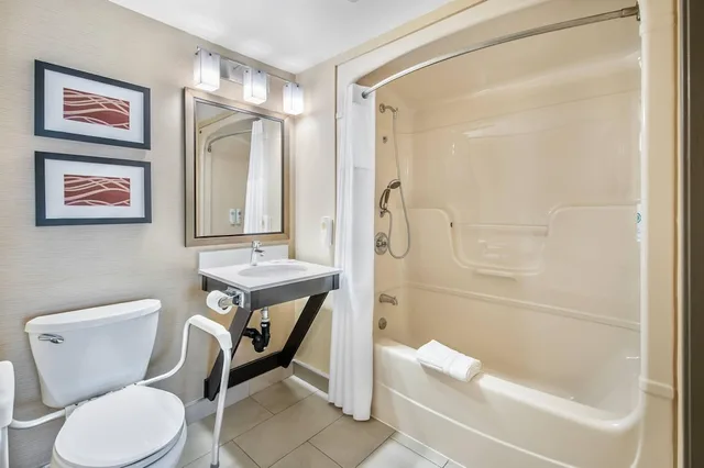 غرفة بسرير كينج مع أريكة لذوي الإعاقة، Comfort Inn Chatham 4/5