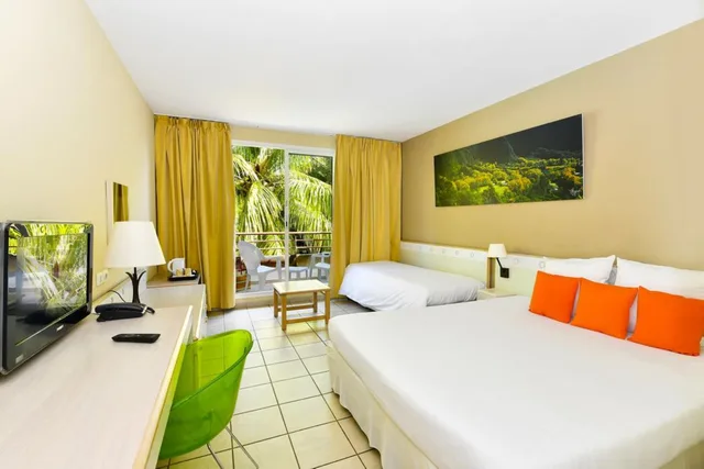 غرفة عائلية بسرير مزدوج وسريرين منفصلين، Relais de l’Hermitage St Gilles 2/2