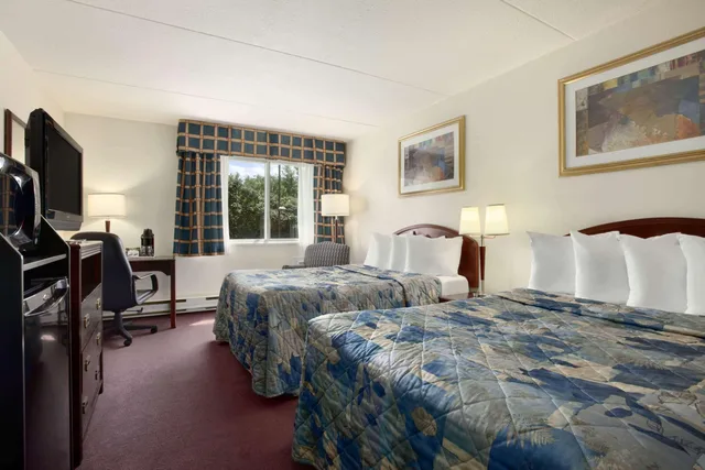 غرفة بسريرين مزدوجين في طابق مرتفع، Travelodge by Wyndham Ottawa East 1/2