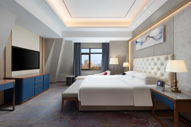 جناح فاخر بسرير كينج، Ramada by Wyndham Zhumadian West Station 1/2