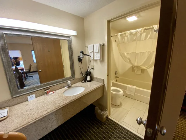 Room, King Bed, Smoking, Accessible, Days Inn by Wyndham Morehead 3/4