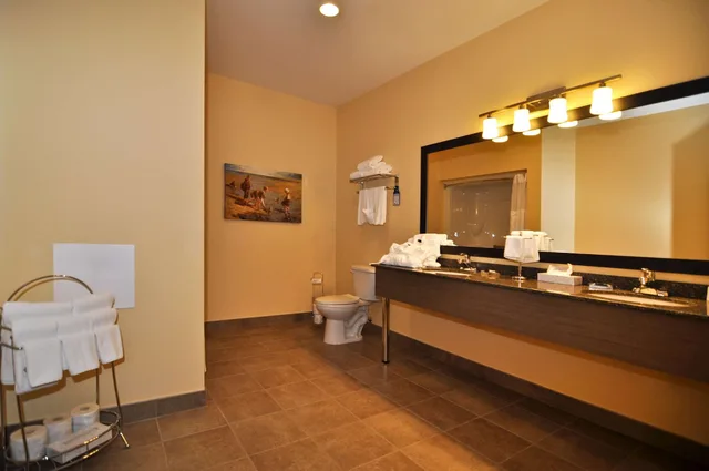 جناح بسريرين كوين مع أريكة بمنطقة جلوس بمطبخ صغير، Best Western Plus Liverpool Hotel & Conference Centre 9/9