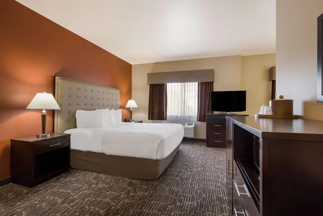 غرفة بسرير كينج مع أريكة، Best Western Northwest Lodge 5/8
