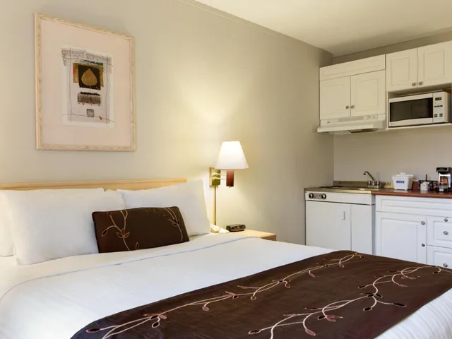 Studio, Queen Bed, Days Inn by Wyndham Victoria Airport Sidney 2/6