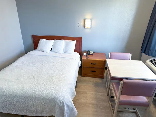 غرفة قياسية بسرير كوين، Super 7 Motel 2/3