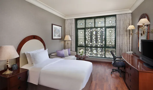غرفة بسرير كينج، المدينة هيلتون(Madinah Hilton Hotel) 1/12