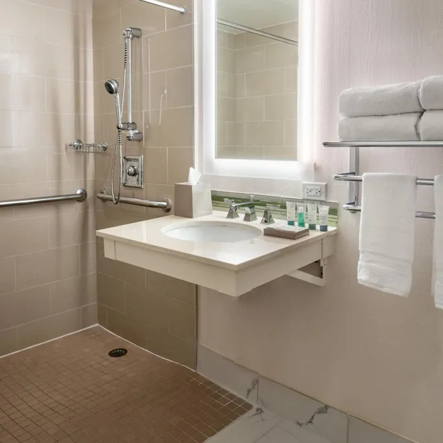 غرفة تقليدية بسرير كينج بحوض استحمام لذوي الإعاقة، Westin Atlanta Airport Hotel 8/10