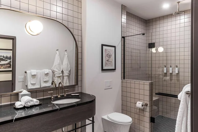 غرفة بسرير كينج وسريرين كوين، The Westley Calgary Downtown, Tapestry Collection by Hilton 4/7