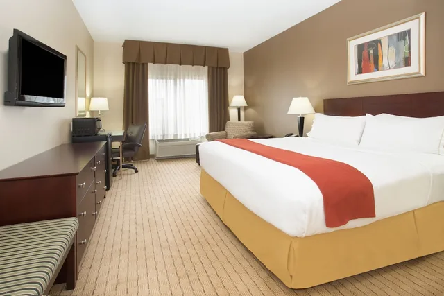 جناح بسرير كينج، Holiday Inn Express and Suites Minot 2/4
