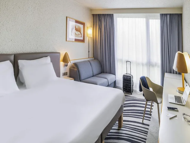 غرفة كلاسيكية بسرير مزدوج مع أريكة، NOVOTEL VALENCIENNES AERODROME 1/5