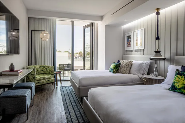 غرفة بسريرين كوين بشرفة لذوي الإعاقة، The Ray Hotel Delray Beach, Curio Collection by Hilton 1/3