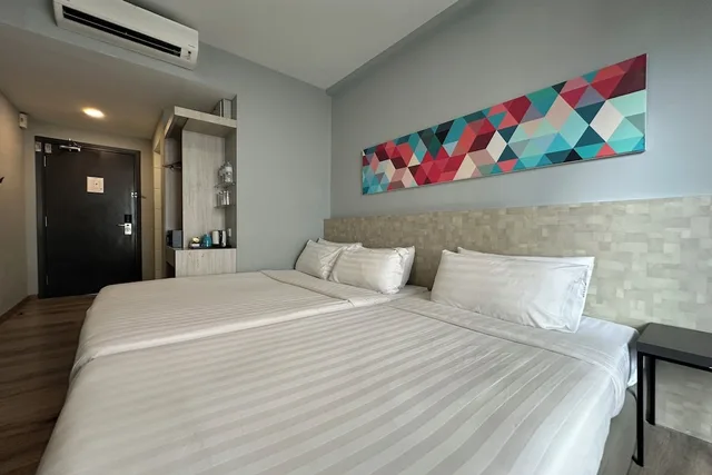 غرفة ديلوكس ثلاثية بسرير مزدوج وسرير فردي، OYO Townhouse, Selayang formerly RHR Hotel 2/5