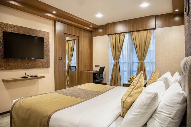 Super, Deluxe, Double or Twin Bed، Oyo Premium Paltan Bazar 1/2