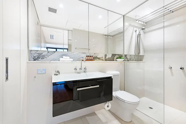 شقة بريميير بسرير كوين بشرفة بغرفة نوم واحدة، Freshwater Apartments - Corporate Keys 3/3