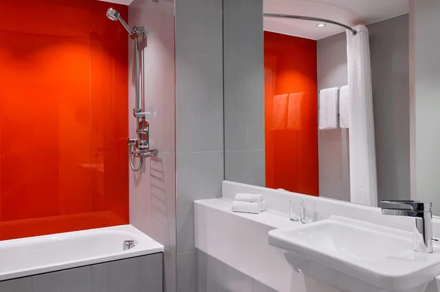 غرفة كلوب بسرير كوين، Sheraton Heathrow Hotel 7/9