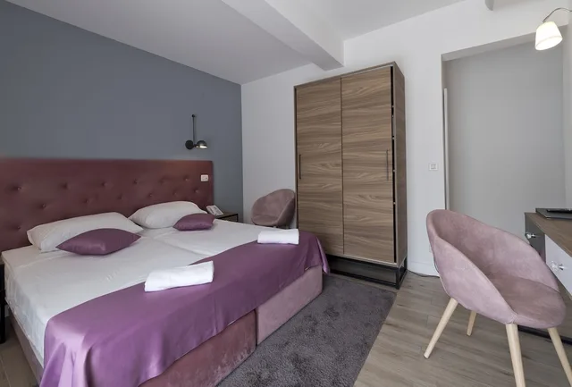 غرفة بسرير مزدوج أو سريرين منفصلين بإطلالة جزئية على البحر، Perla Hotel Dubrovnik 5/10