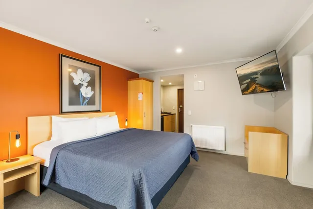 Studio, King Bed, Lake View, Queenstown Motel Apartments 2/10