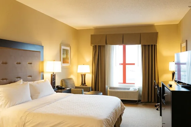 غرفة قياسية بسرير كينج بحوض جاكوزي، Holiday Inn Express Hotel And Suites Olathe North 1/5