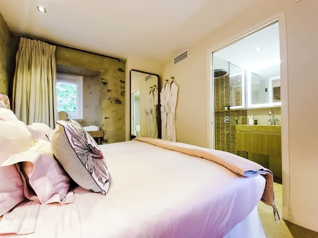 Suite, Queen Bed, Hôtel Restaurant Le Yaca 1/4