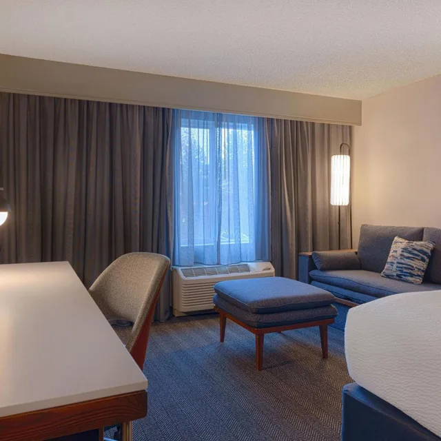 غرفة بسرير كينج بحوض استحمام لذوي الإعاقة، Courtyard By Marriott Portland Southeast Clackamas 3/6