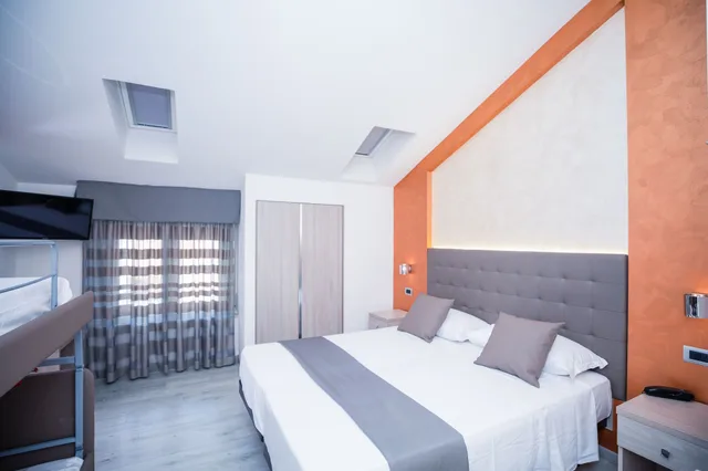 غرفة قياسية ثلاثية بسريرين منفصلين مع أريكة، Hotel Gabbiano 1/3