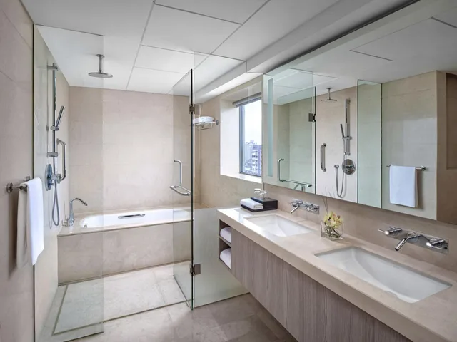Club, Premier, Suite, King Bed, Queen Bed, Cordis Foshan Lingnan Tiandi 2/2