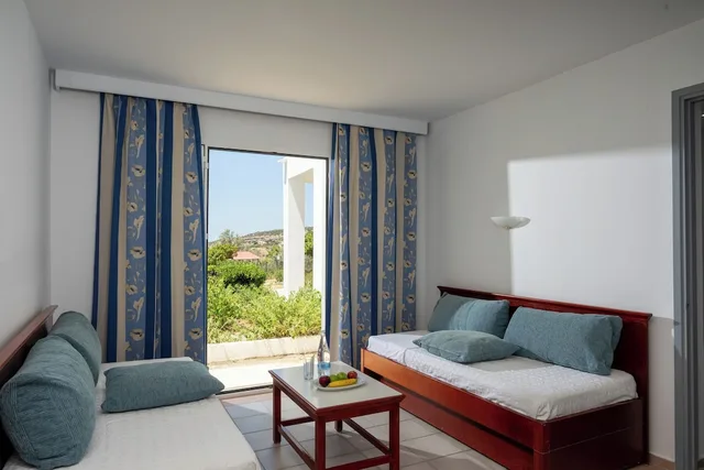 غرفة عائلية بسريرين منفصلين بإطلالة على الحديقة مع أريكة، Mare Village Ierapetra 9/10